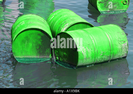 Il verde di tonnellate nell'acqua Foto Stock