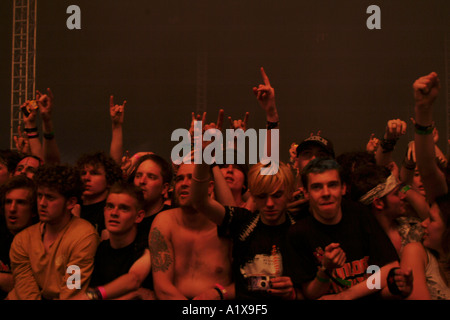 Il pubblico giovanile della musica rock di ventilatori in Download Festival 2004 Foto Stock