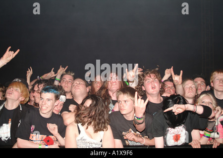 Il pubblico giovanile della musica rock di ventilatori in Download Festival 2004 Foto Stock