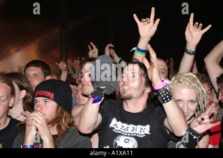 Pubblico Giovane di fan della musica al Download Festival 2004 Foto Stock