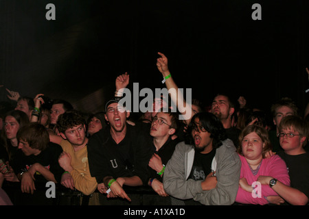 Pubblico Giovane di fan della musica al Download Festival 2004 Foto Stock