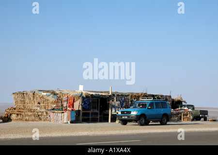 Negozio di souvenir in stallo sul ciglio della strada di attraversamento di causeway Chott el Jerid lago in Tunisia Foto Stock