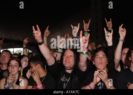 Pubblico Giovane di fan della musica al Download Festival 2004 Foto Stock