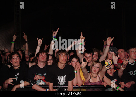 Pubblico Giovane di fan della musica al Download Festival 2004 Foto Stock