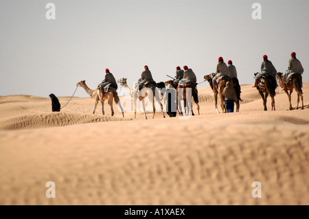 Tour sui cammelli a Douz oasi in Tunisia, il Deserto del Sahara Foto Stock