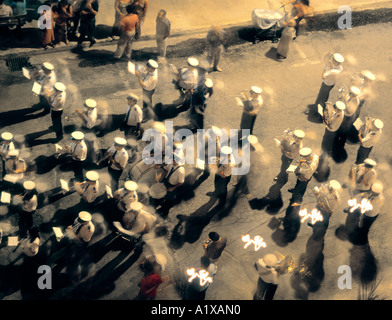 Club Band, "Nostra Signora delle Vittorie" festa, Senglea, Malta. Una lunga esposizione con flash. Foto Stock