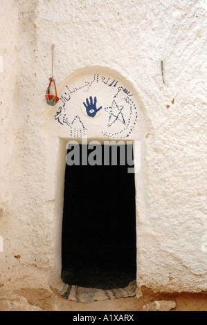 All'interno di troglodytes casa grotta nei pressi di Matmata città in Tunisia, alcuni disegna su porta per buona fortuna Foto Stock