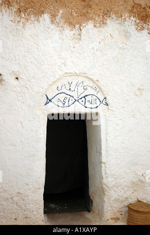 All'interno di troglodytes casa grotta nei pressi di Matmata città in Tunisia, alcuni disegna su porta per buona fortuna Foto Stock