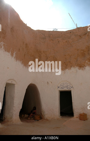 All'interno di troglodytes casa grotta nei pressi di Matmata città in Tunisia Foto Stock