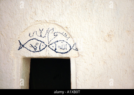 All'interno di troglodytes casa grotta nei pressi di Matmata città in Tunisia, alcuni disegna su porta per buona fortuna Foto Stock