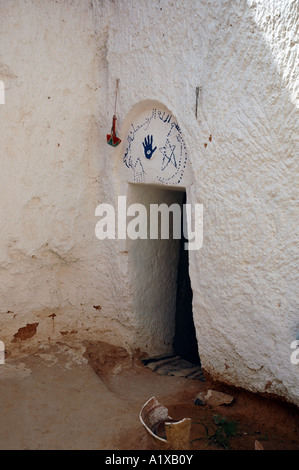 All'interno di troglodytes casa grotta nei pressi di Matmata città in Tunisia, alcuni disegna su porta per buona fortuna Foto Stock