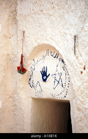 All'interno di troglodytes casa grotta nei pressi di Matmata città in Tunisia, alcuni disegna su porta per buona fortuna Foto Stock