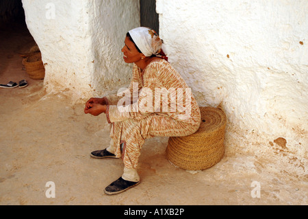 Donna locale all'interno di troglodytes casa grotta nei pressi di Matmata città in Tunisia Foto Stock