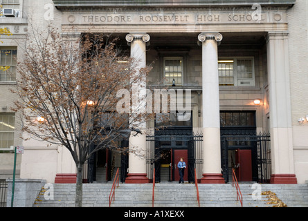 Vista frontale di Theodore Roosevelt High School nel Bronx Boro-New York Foto Stock