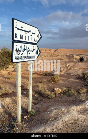 Modo da Gafsa per Mides in Tunisia. Segno informati in francese e arabo a circa 8 km di distanza al confine tra la Tunisia e Algeri Foto Stock