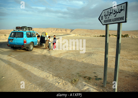 Modo da Gafsa per Mides in Tunisia. Segno informati in francese e arabo a circa 8 km di distanza al confine tra la Tunisia e Algeri Foto Stock