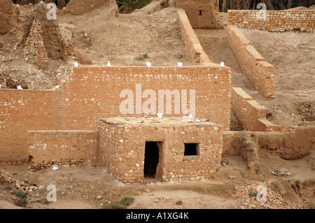 Rovine del vecchio villaggio di Tamerza in Tunisia Foto Stock