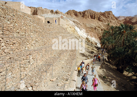 I turisti in Chebika oasi nel Atlante Sahariano montagne, Tunisia Foto Stock