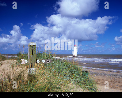 Sentiero segno sulle dune Talacre SSSI al punto di aria con Talacre Lighthouse oltre Talacre Flintshire North Wales UK Foto Stock