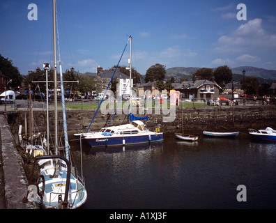 Ormeggiate barche da porto a parete " Corn Hill' Porthmadog Gwynedd North Wales UK Foto Stock