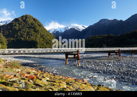 Ponte e fiume Waiho vicino ghiacciaio Franz Josef costa ovest di Isola del Sud della Nuova Zelanda Foto Stock