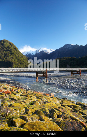 Ponte e fiume Waiho vicino ghiacciaio Franz Josef costa ovest di Isola del Sud della Nuova Zelanda Foto Stock