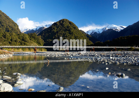 Ponte e fiume Waiho vicino ghiacciaio Franz Josef costa ovest di Isola del Sud della Nuova Zelanda Foto Stock