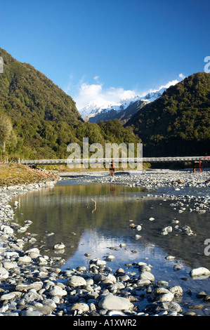 Ponte e fiume Waiho vicino ghiacciaio Franz Josef costa ovest di Isola del Sud della Nuova Zelanda Foto Stock