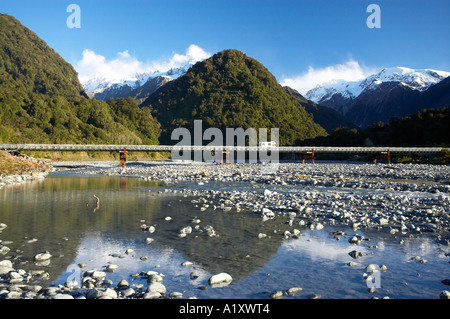 Ponte e fiume Waiho vicino ghiacciaio Franz Josef costa ovest di Isola del Sud della Nuova Zelanda Foto Stock