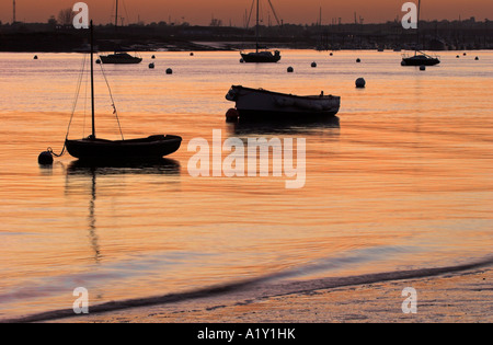 Luce dorata dal tramonto si riflette nel fiume Crouch, Burnham on Crouch, Essex Foto Stock