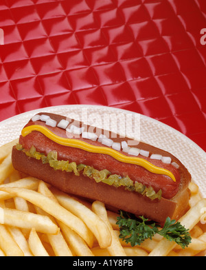 Hot Dog senape relish cipolla bun roll francese Friggere le patatine fritte chips quadrato rosso sfondo fast food imprenditore offerte Bon Appetit Foto Stock