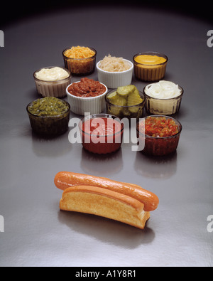 Hot Dog bun assorment assortiti condimenti mostarda cipolla formaggio fast food imprenditore crauti speciale relish catsup ketchup Foto Stock