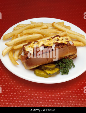 Hot Dog chili con carne formaggio francese di cipolla Friggere le patatine fritte chip fette di cetriolo sottaceto fast food imprenditore offerte Foto Stock