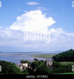 Una vista di Laugharne Castello, Castle House nel villaggio di Laugharne in cui Dylan Thomas ha vissuto Carmarthenshire Wales UK KATHY DEWITT Foto Stock