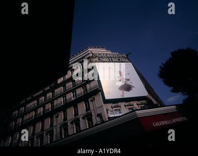 Giganteschi cartelloni presso Galeries Lafayette di Parigi. Foto Stock