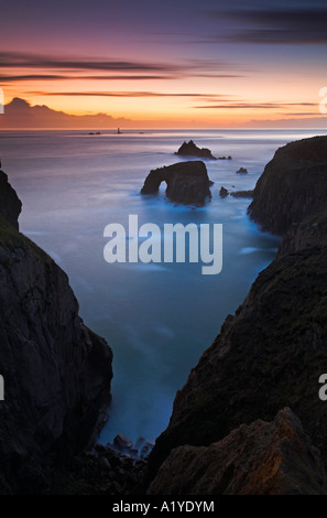 Twilight oltre il promontorio roccioso al Land s End, Cornwall, Inghilterra Foto Stock