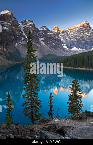 Prima luce sulla cima di una montagna sopra il Lago Moraine e il Parco Nazionale di Banff, Canada Foto Stock