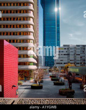 Edificio di appartamenti che riflette il sole, "La Defense", Parigi, Francia. Foto Stock