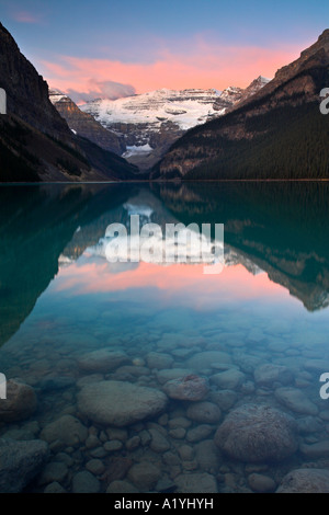 Alba pastello presso il Lago Louise, il Parco Nazionale di Banff Foto Stock