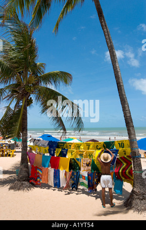 Spiaggia venditore, Ponta Negra a Natal, Rio Grande do Norte, Brasile Foto Stock