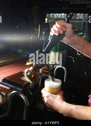 Tirando una pinta di birra in un pub inglese Foto Stock