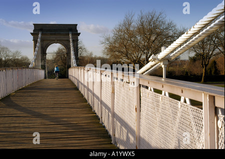 Ciclista sulla Wilford sospensione ponte sul fiume Trent, Nottingham Foto Stock