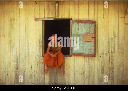 Ritratto di un giovane monaco di Wat Phawtpo in Chiang Mai Thailandia Asia J Green Foto Stock