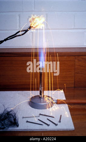 La lana di ferro di masterizzazione e scintille in una fiamma Bunsen Foto Stock