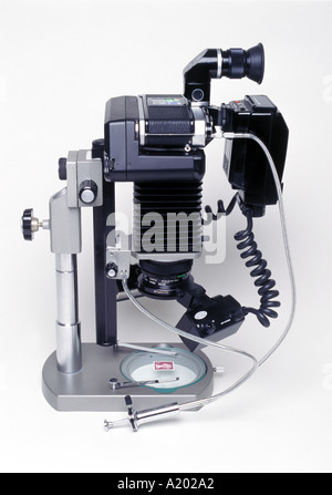 Telecamera con obiettivo macro attacco a soffietto twin flash macro su supporto cavo doppio rilascio angolo destro finder Olympus OM 2 di sistema Foto Stock