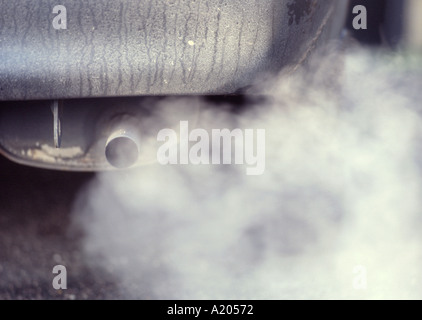 Fumi di scarico delle autovetture; inquinamento atmosferico da autoveicoli. Foto Stock