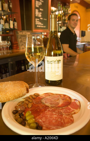 Un bicchiere di vino e gli antipasti a Tra vigne Ristorante e Bar Antipasti St Helena Napa Valley California Foto Stock