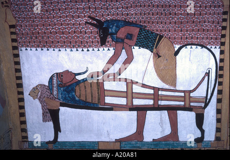 La pittura di dio Anubis servendo la mummia del re nella tomba di Sennedjem, (Sinjinin) il villaggio operaio di Deir el-Medina, Egy Foto Stock