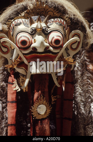Un temibile barong maschera indossata da un attore in stile Balinese dance drama Foto Stock