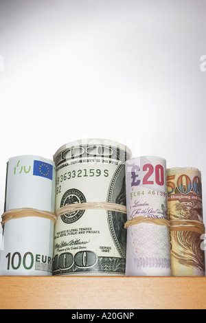 Rotoli di valuta sul ripiano Foto Stock